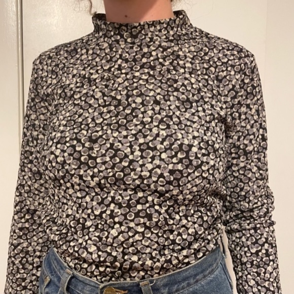 BLACK & WHITE 3/4 SLEEVE TURTLE NECK - Picture 2 of 2